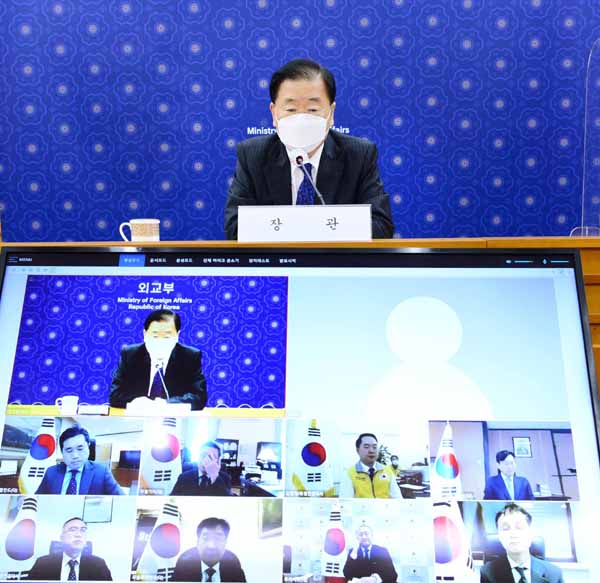 정의용 외교부장관은 28일 우크라이나 및 주변 7개국 공관장들과의 화상회의를 주재하고, 우크라이나 관련 정세 및 우리 재외국민 보호대책 등을 점검했다. [사진제공 - 외교부]