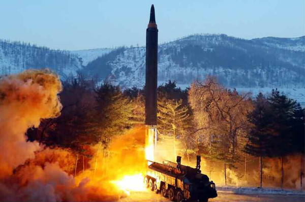 북한은 30일 발사한 미사일이 지대지 중장거리 탄도미사일 '화성-12'형이라고 확인했다. [사진-노동신문 갈무리]