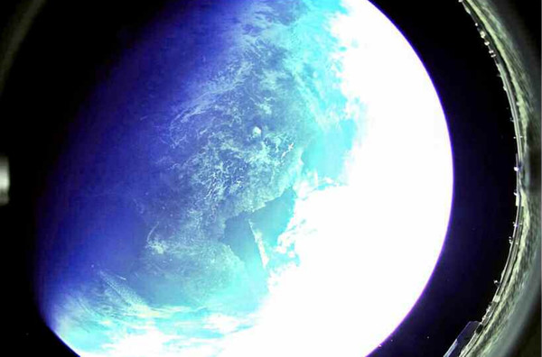 화성-12'형 탄두에 설치한 카메라에서 찍은 지구 모습. [사진-노동신문 갈무리]