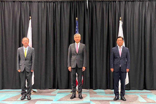 노규덕 외교부 한반도평화교섭본부장(오른쪽)은 10일 성 김 미국 대북특별대표(가운데), 후나코시 다케히로 일본 외무성 아시아․대양주국장(왼쪽)을 만나 한미일․한미․한일 북핵 수석대표 협의를 각각 가졌다. [사진제공 - 외교부]