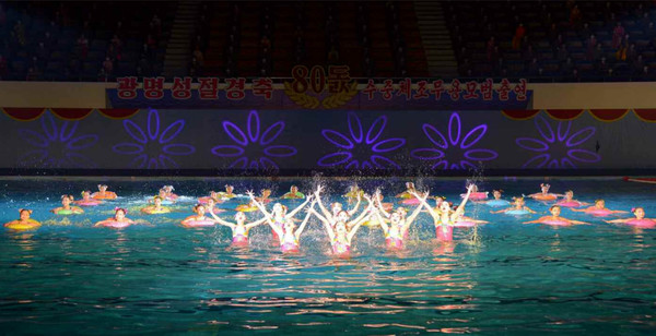 광명성절 경축 수중체조 무용 모범출연. [사진-노동신문 갈무리]