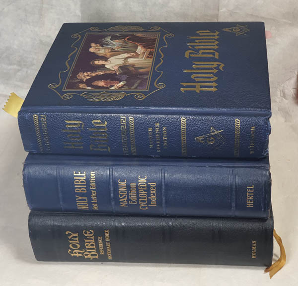 『Holy Bible, Masonic Edition(성경전서 프리메이슨 판(版))』, 3종, 필자 소장.프리메이슨을 위한 『성경전서』 판본이다. 책의 앞부분에 프리메이슨의 역사와 자료가 수록되어 있고, 그 자료 가운데 프리메이슨단이 배출한 미국 대통령들의 명단이 들어 있다. 이 『성경전서』는 영국 국왕인 제임스 1세의 주도로 1611년에 영어로 출판된 『킹 제임스 성경(King James Bible, 欽定譯)』이다. [사진제공 - 이양재]