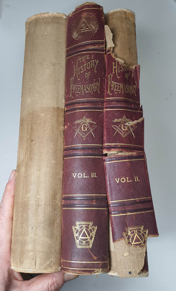 『The History of Freemasonry(프리메이슨단의 역사)』, 4책, 1889년, John C. Yo ston & Co., Publishers. 필자는 Vol.1은 입수하지 못하여 초판본 3책만 소장하고 있다. [사진제공 - 이양재]