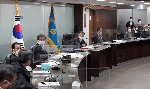 지난 22일 '우크라이나 상황' 관련 NSC를 주재한 문 대통령. [사진제공-청와대]