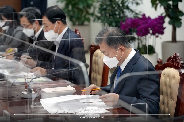 문재인 대통령이 28일 참모회의에서 “우크라이나에 대한 인도적 지원을 신속하게 강구하라”고 지시했다. 사진은 25일 오전 청와대 여민관 소회의실에서 열린 글로벌 에너지 공급망 현안 점검회의 모습. [사진출처 - 청와대 페이스북]