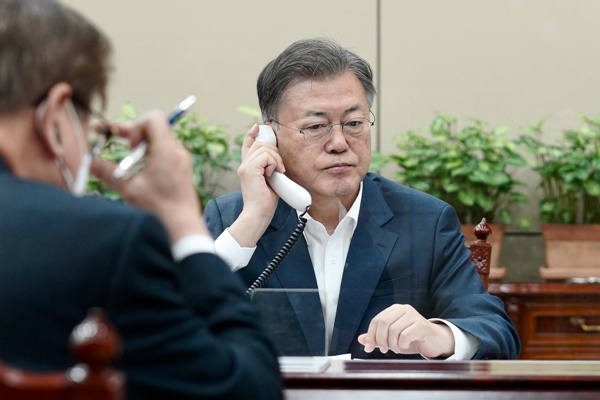 3일 오후 젤렌스키 우크라이나 대통령과 통화하는 문 대통령. [사진제공-청와대]