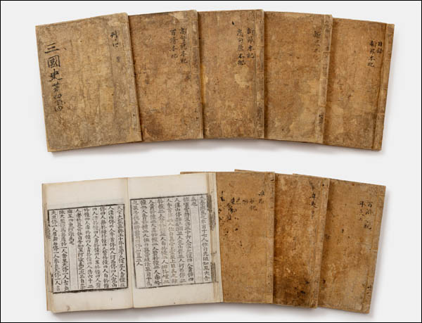 국보 『삼국사기』. 50권9책, 목판본, 1573년 경주부 인출, 옥산서원 소장본. 고려시대에 처음 새긴 원판(原板)과 조선 태조 때에 개각(改刻)한 것, 중종 때 다시 개각한 것 등 3종의 판(板)이 종류별로 섞여 있다. [사진출처 - 문화재청]