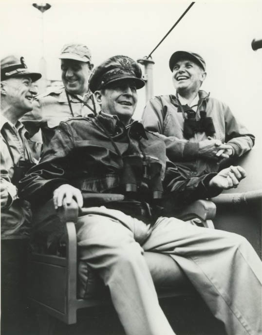 남한을 점령한 미군은 일본 점령 사령관 맥아더의 지시를 따랐는데 맥아더는 미 대통령, 전쟁부, 합동참모본부의 지휘를 받았다. 사진은 미군 해군본부의 필름사진이며, 맥아더(Douglas MacArthur) 유엔군사령관이 1950년 9월 15일 인천상륙작전 당시 MT MC KINLEY(AGC-7)함에서 James H. Doyle 해군소장, E.K. Wright 육군준장, Edward M. 육군 소장 등과 함께 웃고 있는 모습이다. [사진출처 - 전쟁기념관]