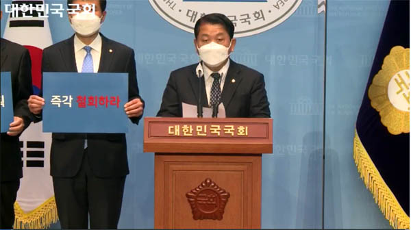 국회 국방위원회 소속 더불어민주당 의원들은 18일 오전 국회 정론관에서 윤석열 대통령 당선인이 청와대의 국방부 이전을 추진하는데 반대하는 기자회견을 가졌다. [사진 - 국회 누리집 갈무리]