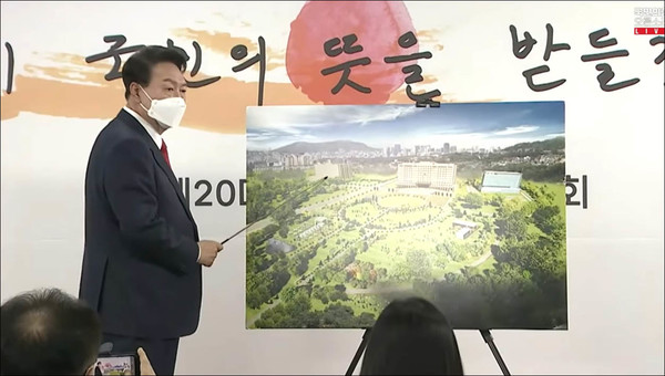 윤석열 당선자는 국방부 청사 인근 조감도를 놓고 설명했다. [사진 - 유튜브 윤석열채널 갈무리]