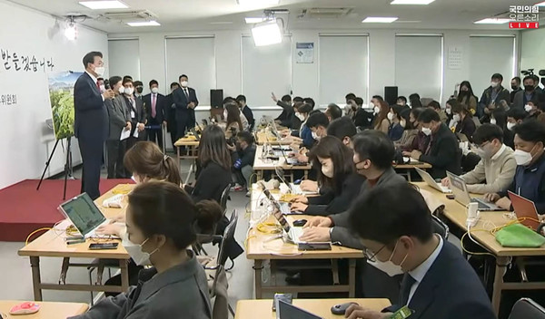 기자들의 다양한 질문에 대해 윤 당선자는 대통령 집무실을 국방부 청사에 마련하겠다는 확고한 의지를 밝혔다. [사진 - 유튜브 윤석열채널 갈무리]