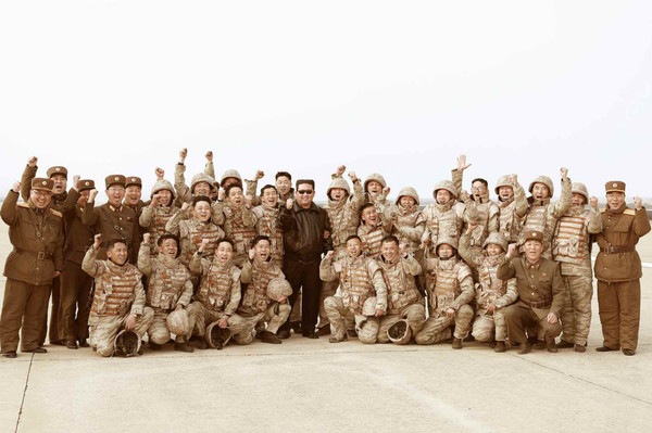 김 위원장은 시험발사를 마친 붉은기중대전투원들, 주요 국방과학일꾼들과 기념사진을 찍었다. [사진-노동신문 갈무리]