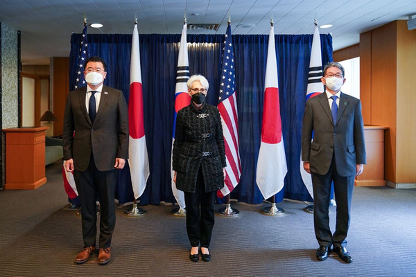 최종건 외교부 1차관(왼쪽)은 웬디 셔먼 미국 국부부 부장관(가운데)과 모리 다케오 일본 외무성 사무차관(오른쪽)이 25일 오전 통화를 갖고 북한의 ICBM 시험발사에 대해 논의했다. 사진은 지난해 11월 미국 워싱턴 국무부에서 제9차 한미일 외교차관 협의회 당시 모습. [자료사진 - 통일뉴스]