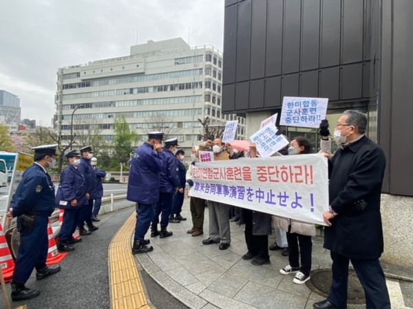이날 항의행동은 일본경찰이 몰려와 방해하는 가운데 진행되었다. [사진-통일뉴스 박명철 통신원]