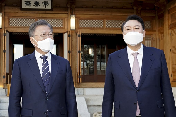 지난달 28일 문 대통령과 윤 당선자가 청와대 상춘재에서 만났다. [사진제공-청와대]