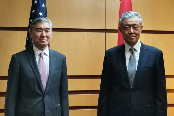 4일(현지시각) 워싱턴 DC에서 만난 성김 대표와 류샤오밍 대표. [사진출처-중국 외교부]