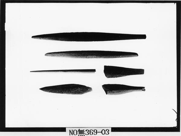 『함북 종성 상삼봉 출토 석기 석침 석촉』. 참고 문헌 : 국립중앙박물관 발행의 『유리원판목록집』 Ⅲ 231. 유리 원판 번호 : 369-3., 유리 원판 크기 : 16.4×11.9cm. [사진제공 - 이양재] 일제 강점기 조선총독부박물관에서 발굴한 함북 종성군 남산면 삼봉동의 신석기시대의 유적에서 출토한 석침이다.
