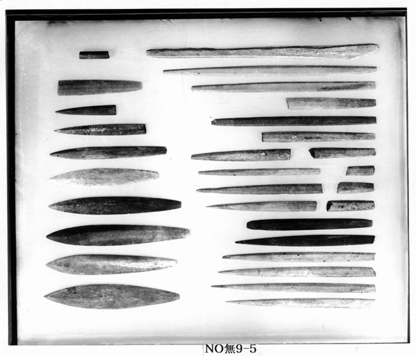 『함북 종성 동고나진 마제석침과 마제석촉』. 국립중앙박물관 소장 유리 사진 원판. 소장품 번호 : 건판 35010., 유리 원판 크기 : 30.3×25.2cm. 일제 강점기 조선총독부박물관에서 발굴한 함북 종성군 동고나진의 신석기시대 유적에서 출토한 석침이다.