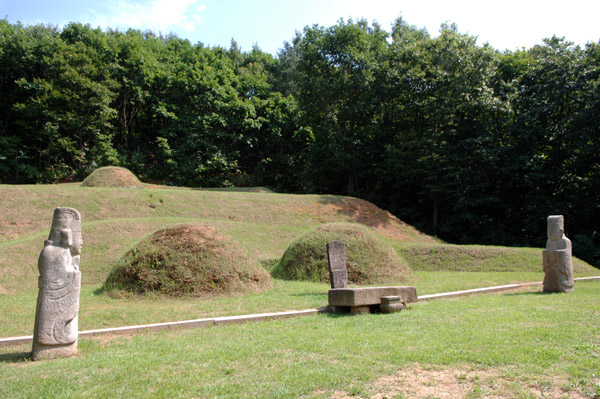 『허준 묘』. 경기도 기념물 제128호. 경기도 파주시 진동면 하포리 산129. [사진출처 - 문화재청]. 『양천허씨세보(陽川許氏世譜)』에는 허준의 묘소가 “長湍下浦廣岩洞巽坐”에 있다고만 기록되어 있고, 옛 장단군 일대는 민통선 내의 군사시설 지역이어서 정확한 위치를 찾는 데 매우 힘들었다. 1991년 9월 27일 태풍 "미레이유(Mireille)"의 여파가 한반도를 급습하여 북상하던 날, 민통선 지역에서 필자에 의하여 천우신조로 발견되었고, 30일 자로 KBS가 현장을 취재하여 저녁 9시 뉴스에 보도되었다. 기회가 주어진다면 필자는 해방전에 현재의 황해남도 옹진군 은동리에 거주하였던 그의 자손들을 찾고 싶다.
