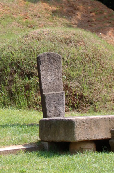 『허준의 묘비』, 상단부는 6·25 때 총탄을 맞아 처참하게 파괴되었다. 묘소를 처음으로 공개한 1991년 7월 30일에 그 파편이 발견되었는데, 당시 의성 허준 선생기념사업회 준비위원회의 문종화 회장이 잘 보관하겠다며 임의로 가져갔다. 이후 이 묘비 파편의 간 곳을 알 수가 없다. 파주시와 문화재청은 이 묘비 파편을 반드시 회수하여 복원 처리하여야 한다.