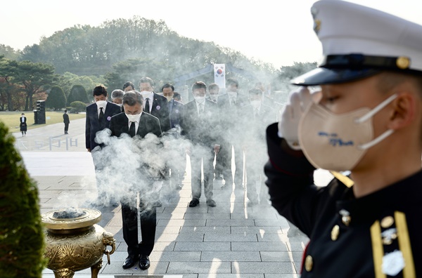 19일 아침 4.19묘지를 참배하는 문 대통령. [사진제공-청와대]
