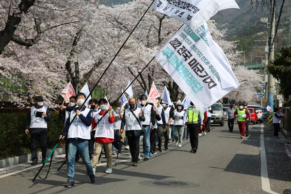 원정단은 진해 벚꽃 가로수길을 2.7km 행진하면서 선전전을 진행하였다. [사진제공-자주평화원정단]