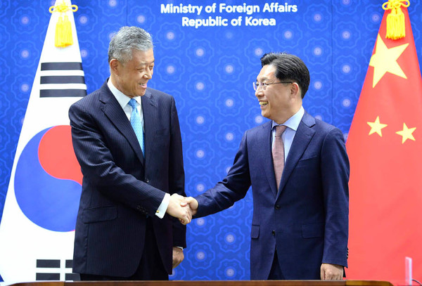 노규덕 외교부 한반도평화교섭본부장은 3일 오전 외교부 양자회의실에서 류샤오밍(劉曉明) 중국 한반도사무특별대표와 한중 한반도수석대표 협의를 가졌다. [사진제공 - 외교부]