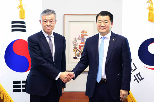 최종건 외교부 1차관은 4일 오후 방한 중인 류샤오밍(劉曉明) 중국 정부 한반도사무특별대표를 접견, 한반도 문제와 한중 관계 등 상호 관심사에 대해 의견을 교환했다. [사진제공 - 외교부]