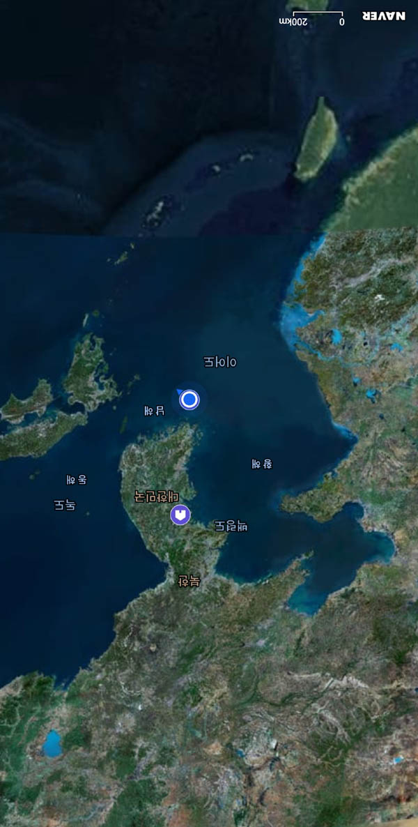 「제주와 한반도」, 인공위성 사진, [갈무리 사진 - 네이버 지도]한반도의 위성 사진을 거꾸로 보면, 21세기의 제주는 변방이 아니라 태평양을 향한 오늘과 내일의 전진기지이다. 21세기에는 제주도민을 포함한 우리나라의 국민은 제주의 입지를 우리 영토 남쪽으로 볼 것이 아니라, 해양을 포함한 영토의 중심부로 보아야 할 것이다.한반도의 위성 사진을 거꾸로 보면, 21세기의 제주는 변방이 아니라 태평양을 향한 오늘과 내일의 전진기지이다. 21세기에는 제주도민을 포함한 우리나라의 국민은 제주의 입지를 우리 영토 남쪽으로 볼 것이 아니라, 해양을 포함한 영토의 중심부로 보아야 할 것이다.