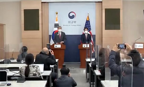 노규덕 외교부 한반도평화교섭본부장은 성김 미국 국무부 대북정책특별대표와 7일 북한의 SLBM 발사와 관련, 유선협의를 가졌다. 사진은 지난 18일 외교부청사에서 열린 한.미 대북정책수석대표 회담 결과 브리핑 모습. [자료사진 - 통일뉴스]