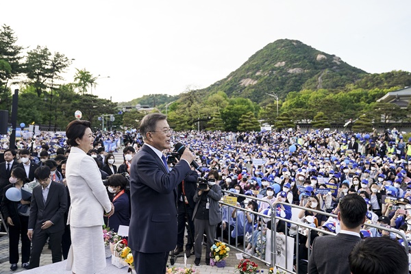청와대 분수대 앞에 나온 많은 시민들이 문 대통령 부부를 환송했다. [사진제공-청와대]