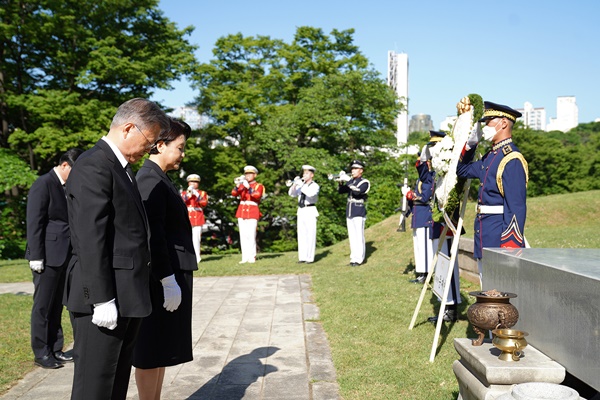 9일 아침 서울 용산구 효창공원 독립유공자 묘역을 참배한 문 대통령 부부. [사진제공-청와대]