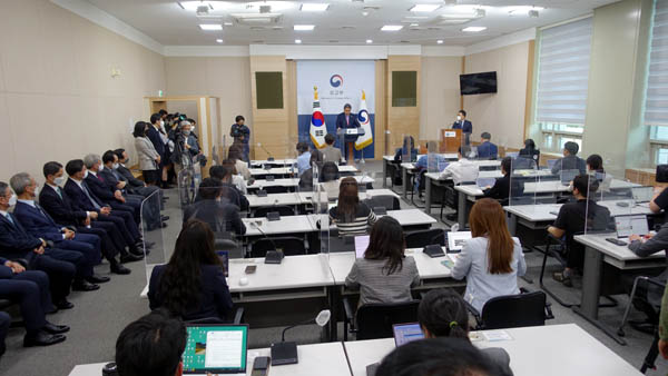 박진 외교장관의 첫 기자회견에는 코로나19 방역을 감안해 언론사 별로 한 명의 기자만 참석이 허용됐다. [사진 - 통일뉴스 김치관 기자]