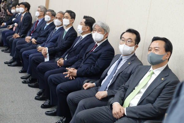 박진 장관의 기자회견에는 조현동 1차관, 이도훈 2차관 등 외교부 간부들이 배석했다. [사진 - 통일뉴스 김치관 기자]