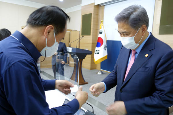 박진 장관은 기자회견을 마치고 기자들과 수인사를 나눴다. [사진 - 통일뉴스 김치관 기자]