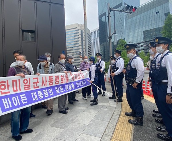 미국대사관 앞에서 현수막을 펼치자 일본경찰들이 급히 달려왔다. [사진-통일뉴스 박명철 통신원]