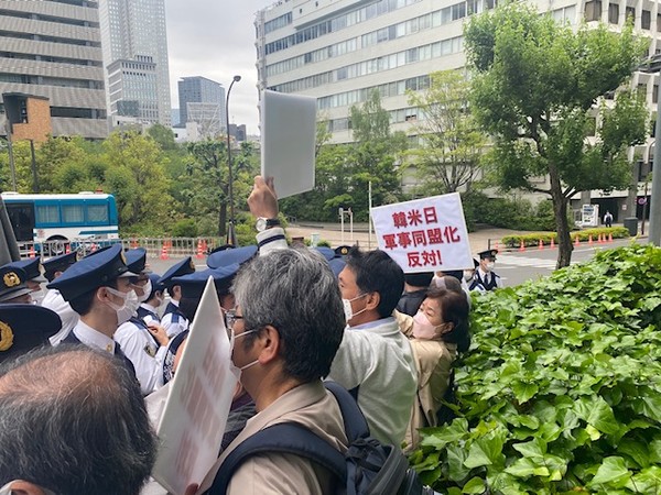 시위단을 강제로 배제하려는 일본경찰들. [사진-통일뉴스 박명철 통신원]