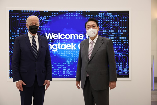 20일 저녁 삼성반도체 평택캠퍼스를 찾은 한.미 정상. [사진제공-대통령실]