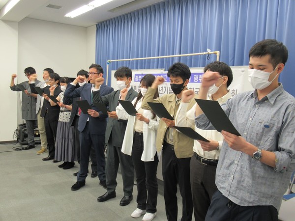 ‘광주출정가’를 힘차게 부르고 있는 재일 한청과 학생협 성원들. [사진제공-재일 한통련]