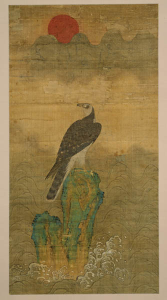 정홍래/욱일호취도(旭日豪鷲圖)/비단에 채색/118.2×60.9㎝/국립중앙박물관 소장/18세기 조선. 거친 파도는 현실의 어려움, 바위는 영원성, 아침 해는 양심을 뜻한다. 매는 선비 군자의 상징이다. 어려운 현실에서도 양심을 키워나가는 강인한 군자상을 표현하고 있다. [사진제공 - 심규섭]]