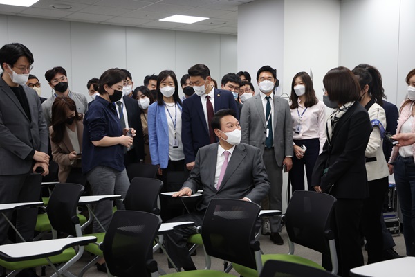 13일 기자실을 방문한 윤 대통령. '열린공감TV'가 공개한 사진과 양복과 넥타이가 같다. [사진제공-대통령실]