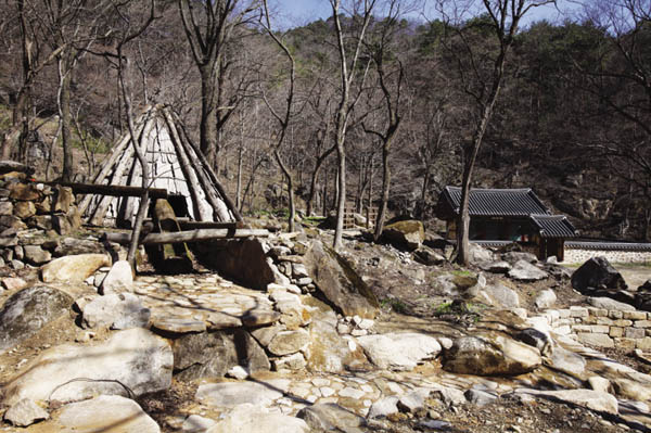 삼척 두타산 이승휴 유적 (三陟 頭陀山 李承休 遺蹟), 사적 제421호. 이곳은 고려시대의 대표적인 문인이자 정치가인 동안거사(動安居士) 이승휴(李承休, 1224~1300)가 벼슬을 버리고 내려와 집을 짓고 살던 터이다. 고려 충렬왕13년(1287)에 이승휴는 이곳에서 우리 민족의 역사서에서 가장 귀중한 자료 가운데 하나인 『제왕운기(帝王韻紀)』를 저술하였다. [사진 제공 - 이양재] 보물 『제왕운기』 간기 부분, 이승휴, 1287년 저술, 1360년 목판본. 동국대 소장본. [사진 제공 - 이양재]