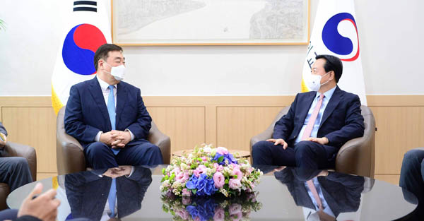 조현동 외교부 1차관(오른쪽)과 싱하이밍 주한중국대사가 환담하고 있다. [사진 제공 - 외교부]