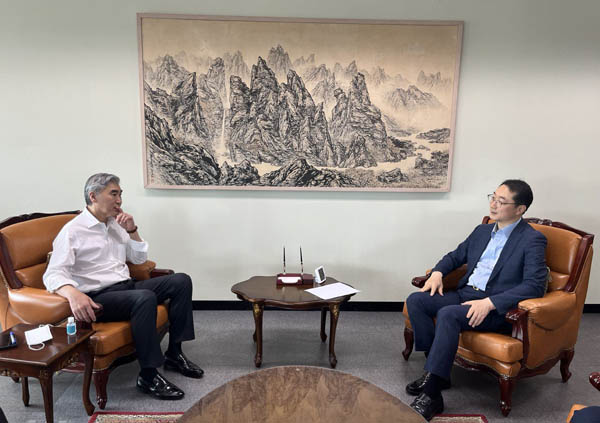 김 건 한반도평화교섭본부장(오른쪽)은 6월 5일 오전 외교부에서 성 김 미국 대북특별대표와 북한의 탄도미사일 발사 문제를 논의했다. [사진 제공 - 외교부]