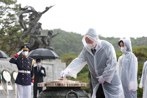 6일 서울 동작구 국립현충원 현충탑에 분향하는 윤 대통령. [사진제공-대통령실]