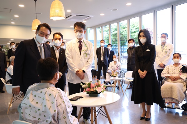 6일 중앙보훈병원을 찾은 윤 대통령 부부. [사진제공-대통령실]