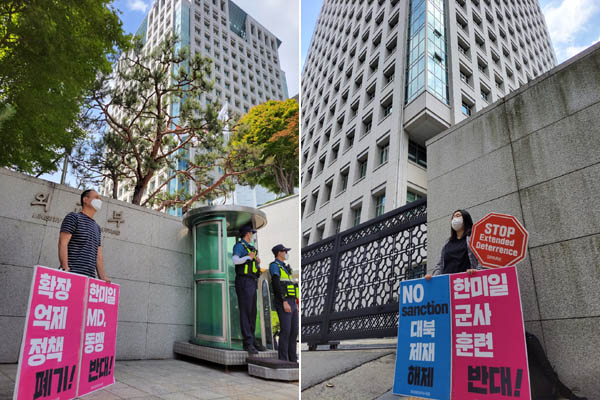 한미일 외교차관 협의회가 진행되고 있는 외교부 앞에서 평통사 회원들이 구호판을 앞세워 1인 시위를 벌이고 있다. [사진 - 통일뉴스 김치관 기자]