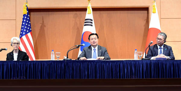 한미일 외교차관은 8일 외교부에서 협의회를 갖고 결과를 발표했다. 왼쪽부터 웬디 셔먼 미국 국무부 부장관, 조현동 외교부 1차관, 모리 다케오 일본 외무성 사무차관. [사진 출처 - 외교부 페이스북]