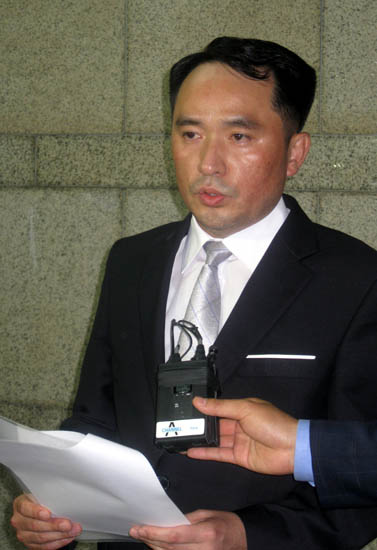 2012년 6월 11일 서울지법 신상철 전 위원 재판에 최원일 천안함 함장이 증인으로 나왔고, 재판 직후 입장문을 공개했다. [자료사진 - 통일뉴스]