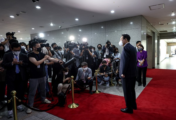 출근길에 출입기자들과 질의응답하는 윤 대통령. [자료사진-통일뉴스]